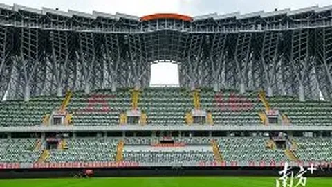 “六载荣归再战德比巅峰！张外龙临危受命，重庆足球传奇再现，冯峰英雄败者亦无悔！”