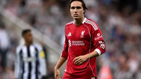 《惊爆！伦敦街头惊现枪响，英超巨星险遭神秘经纪人威胁》